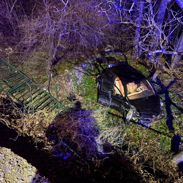 Ehliyetsiz sürücü 5 metrelik bahçe duvarından uçtu: 1 yaralı