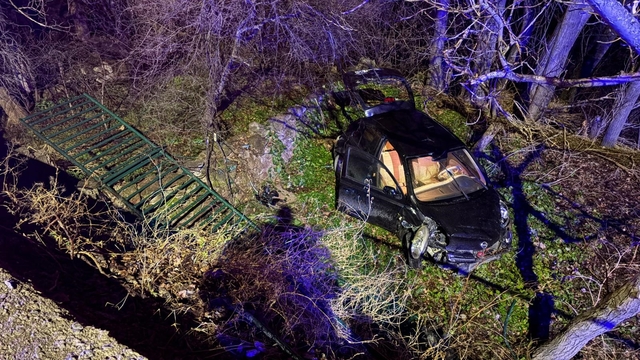 Ehliyetsiz sürücü 5 metrelik bahçe duvarından uçtu: 1 yaralı