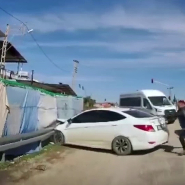 Polisten kaçan insan tacirinin kaza yaptığı operasyonda 10 göçmen yakalandı