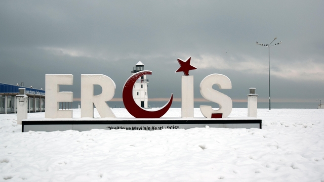 Erciş'te kar yağışı sonrası güzel görüntüler oluştu