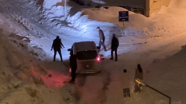 Yüksekova'da kar yağışı: Araçlar imece usulü kurtarıldı