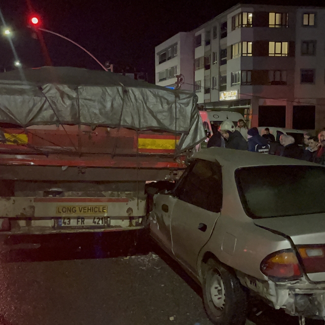 Eskişehir'de tıra arkadan çarpan otomobilin sürücüsü yaralandı