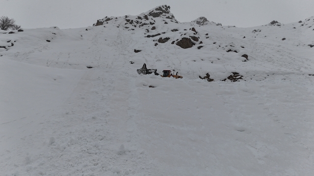 Yüksekova'da çığ nedeniyle kapanan mezra yolu, 2 ay sonra açıldı