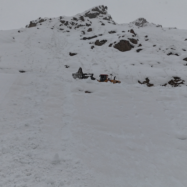 Yüksekova'da çığ nedeniyle kapanan mezra yolu, 2 ay sonra açıldı