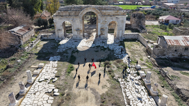 Öğrenciler Anvarza'da zeybek oynadı