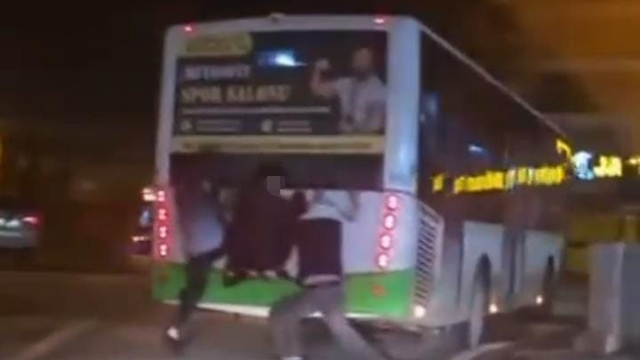 Otobüsün arkasına tutunan çocuklar yürekleri ağza getirdi