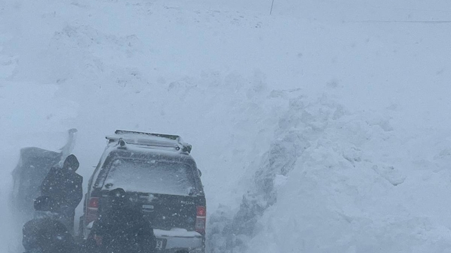 Sivas'ta karda aracıyla mahsur kalan kişi kurtarıldı