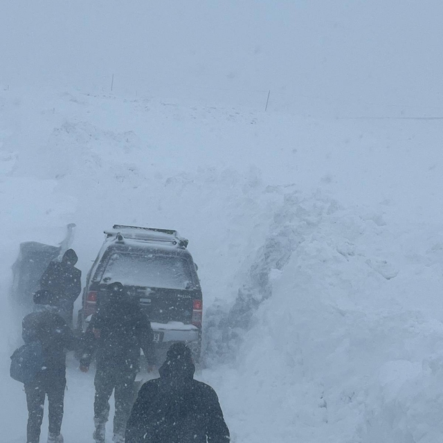 Sivas'ta karda aracıyla mahsur kalan kişi kurtarıldı