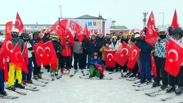 Kar Festivali'nde kızak, kayak ve şambrellerle kaydılar