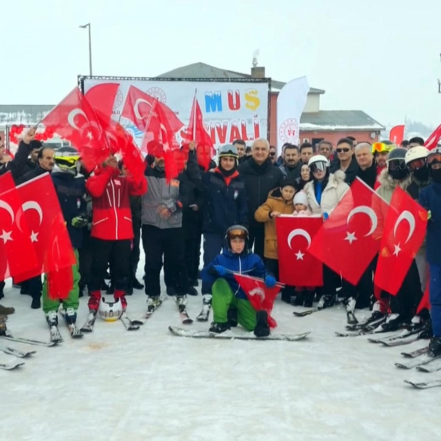 Kar Festivali'nde kızak, kayak ve şambrellerle kaydılar