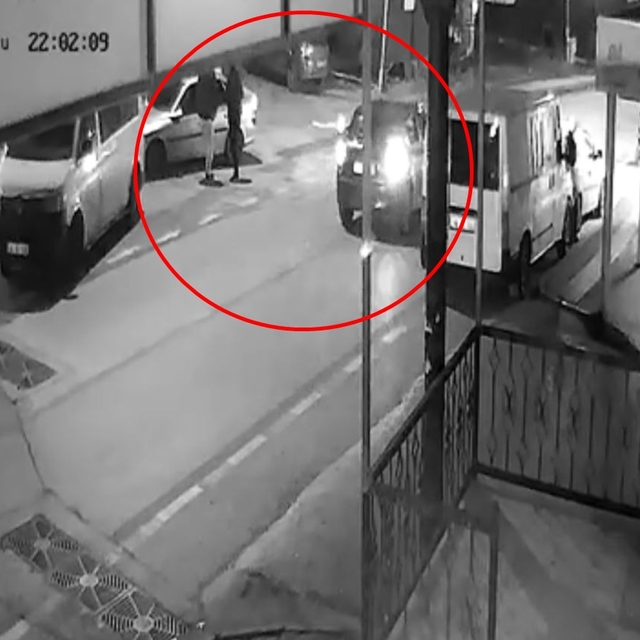 Kahvehane çıkışı 2 kişinin yaralandığı silahlı saldırı kamerada