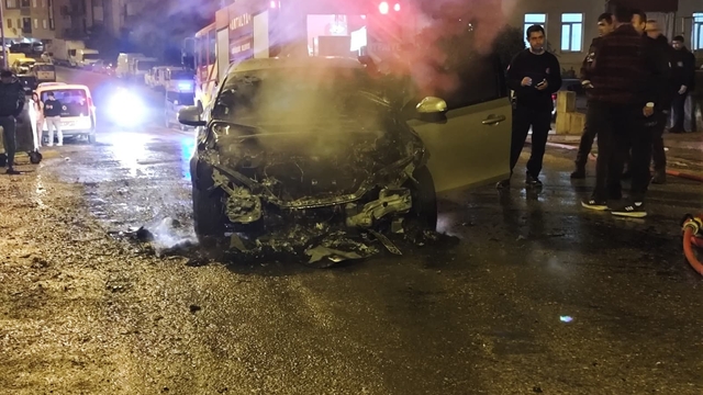 Manavgat'ta seyir halindeki otomobil alev alev yandı