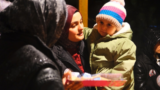 Minik Hümeyra'ya umut olmak için evinin önünde sürpriz yaptılar