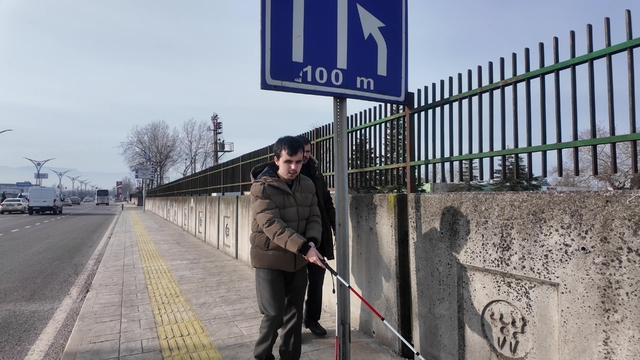 Görme engellilerin şehirdeki zorlu mücadelesi saniye saniye görüntülendi
"Nereden araba çıkacak bilmiyoruz, nereden insan çıkacak bilmiyoruz, nasıl geçileceğini bilmiyoruz"
İyilik yaparken 'engel' olmayın: Sürücülerin korna refleksi kafa karıştırıyor
