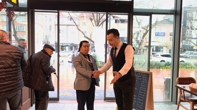 İnegöl'ün en özel başkanı
İnegöl'ün +1 başkanı gönülleri fethediyor
Down sendromlu Can Ahmet Haymana İnegöl Belediyesi'nin gözdesi oldu