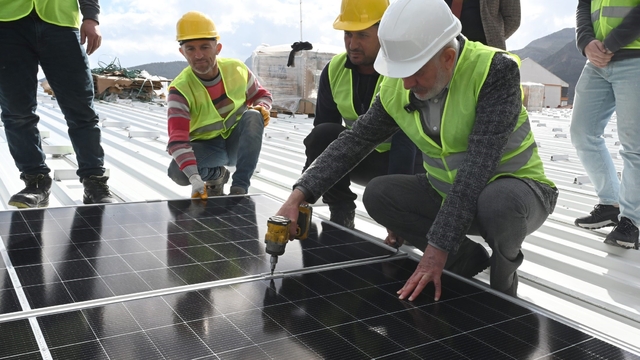 Isparta Belediyesi, pazar alanı çatılarına GES kuruyor