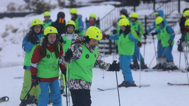 Hayatında ilk kez Uludağ'a çıktılar: "1000 Çocuk Kayak" projesiyle yüzlerce öğrenci karla buluştu
Uludağ'ı göremeyen çocuk kalmayacak