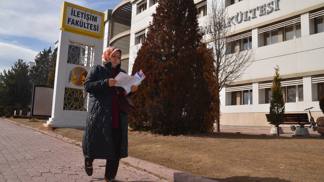 Üniversite öğrencisi 58 yaşındaki kadın azmiyle çevresindekilere örnek oluyor