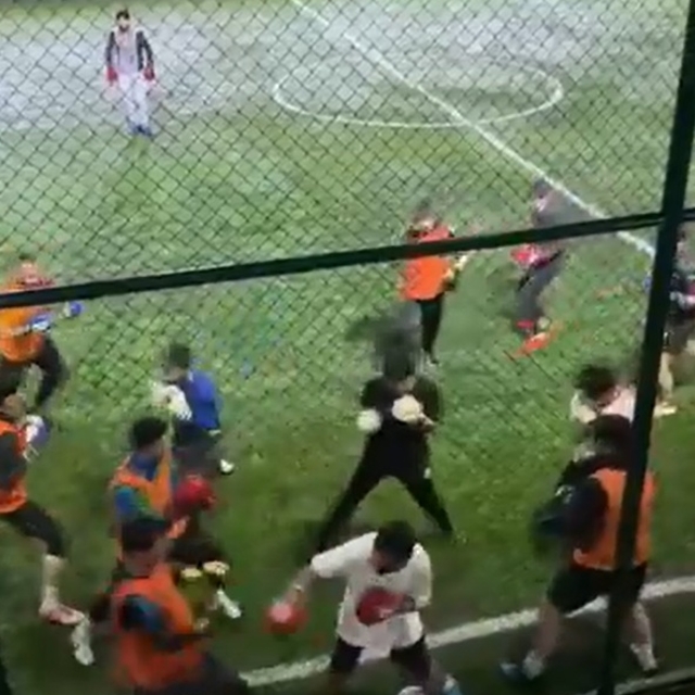 Boksörler halı sahada hem antrenman yaptı hem de futbol oynadı