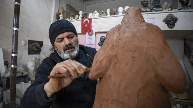 Babasından esinlenerek başladığı mesleğinde yüzlerce esere imza attı