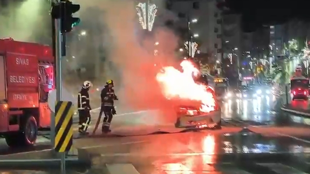 Sivas'ta taksi, alev alev yandı