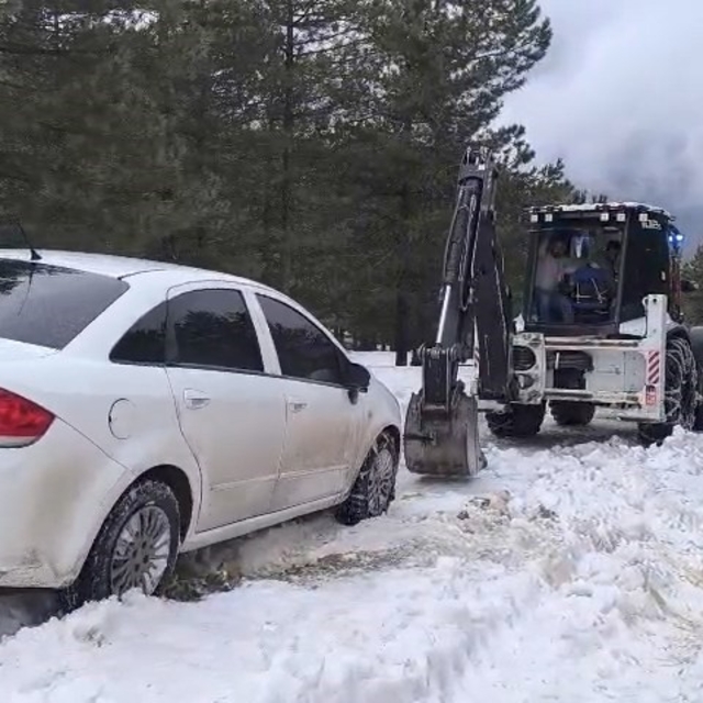 Elazığ'da karda mahsur kalan otomobil kurtarıldı