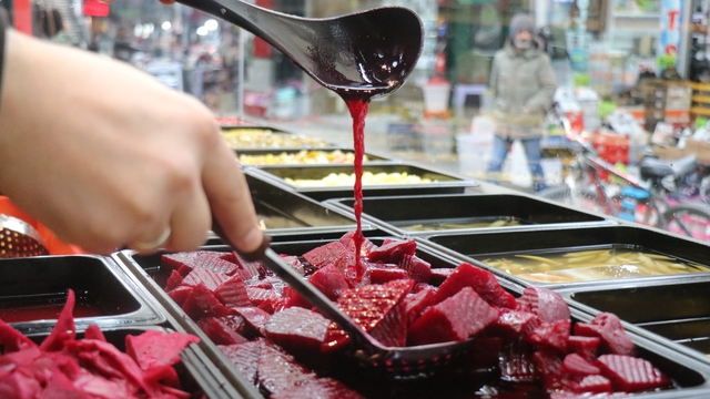 Kış sofralarının renkli lezzeti turşu vatandaştan yoğun ilgi görüyor
Turşular hem kendisi hem de suyu ile sofraları süslüyor