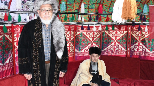 Kırgız aksakallıları otağ çadırında geçmişi yâd ediyor
"'Siz Türkiye'ye mi Amerika'ya mı gideceksiniz' diye sordular. Dedik ki biz Müslüman devlet, ana vatanımız Türkiye'ye gidelim"