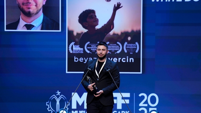 HKÜ mezunu ve yüksek lisans öğrencisi Berkay Ellek'in Yapay Zeka ile Ürettiği "Sultan'ın Taşı" filmi Berlin'de Türkiye'yi temsil edecek