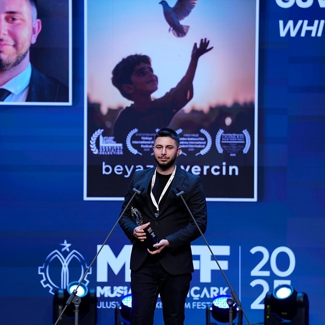 HKÜ mezunu ve yüksek lisans öğrencisi Berkay Ellek'in Yapay Zeka ile Üretti...