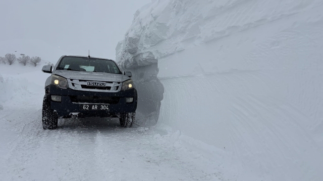 Tunceli'de karla mücadele çalışmaları gece gündüz sürüyor