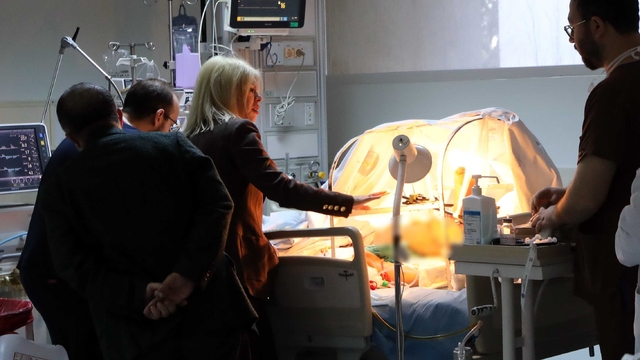 Kolu ve bacağı kopan hastalar 10 saatte aynı anda ameliyat edildi
10 kişinin hayatını kaybettiği trafik kazasında uzuvlarını kaybettiler, 10 saatlik ameliyatla opere edildiler