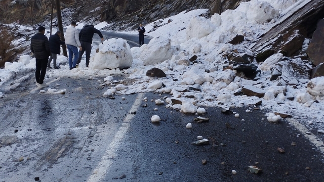 Şırnak yoluna çığ düştü, karla kaplı yollar açıldı
