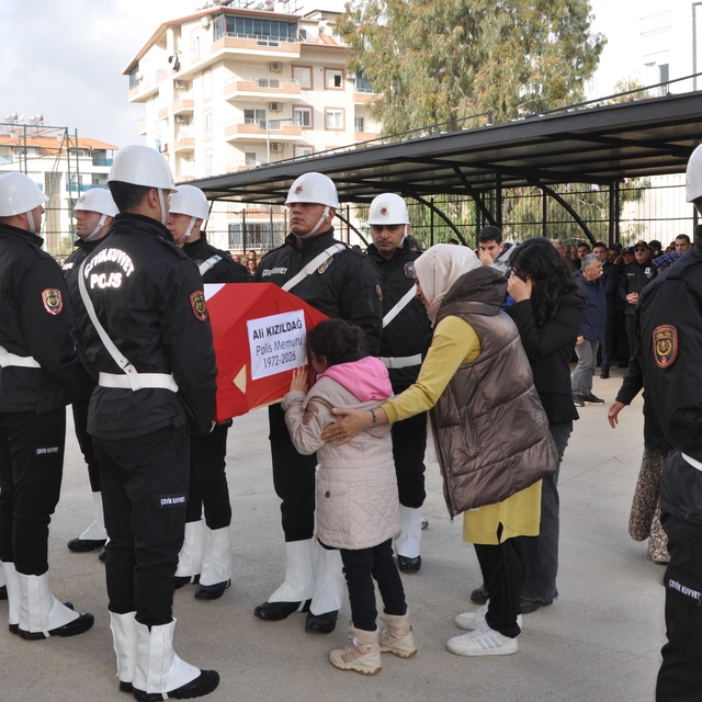Polis babasının tabutunun başında gözyaşı döktü