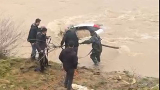 Bolu'da otomobil dereye uçtu