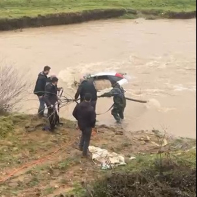 Bolu'da otomobil dereye uçtu