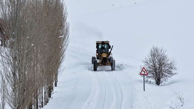Van'da 106 yerleşim yeri ulaşıma kapandı; Bahçesaray'da kar kalınlığı 1 metreyi aştı