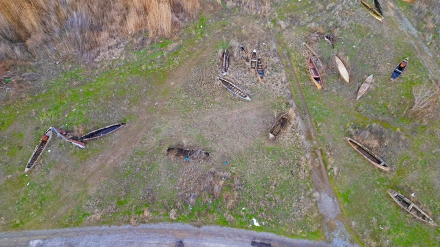 Eber Gölü'nün simgesi kayıklar suya değil, sertleşmiş toprağa hapsoldu