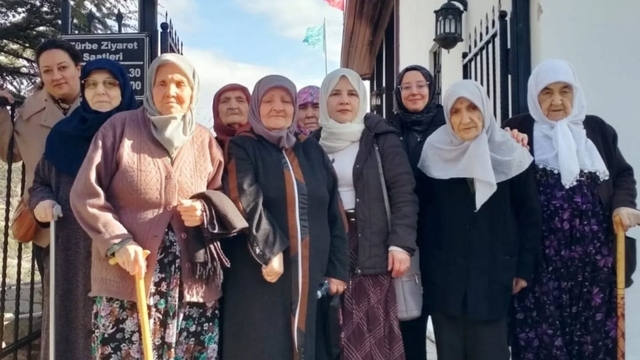 Huzurevi sakinleri Şeyh Edebali Türbesinde