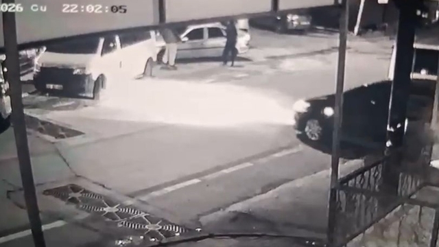 Bursa'da 2 kişinin ağır yaralandığı silahlı saldırı kameraya yansıdı