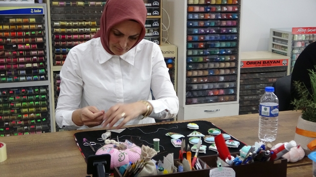 Trabzon'da kadın emeği üretime dönüşüyor: Yerel sanatlar dünyaya açılıyor
Daha önce iş piyasasında yer alamamış ancak mesleki yeterliliği yüksek kadınlar, kentin kültürel mirasına sahip çıkarak üretime kazandırılıyor
Trabzon Büyükşehir bünyesinde faaliyet gösteren Kadın İstihdam ve Yaşam Merkezi'nde Amerika ve Katar olmak üzere dünyanın farklı ülkelerindeki firmalara ürün hazırlanacak
Trabzon Büyükşehir Belediyesi Sosyal Hizmetler Daire Başkanı Esengül Kibar:
"Katar'a ve Amerika'daki bir firmaya ürünler hazırlıyoruz. Bunun yanı sıra ulusal düzeyde bizimle çalışan firmalar için de üretimlerimiz devam ediyor"