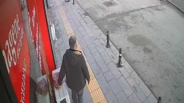 İmamın sahibi gelir alır diye bıraktığı çantayı kaşla göz arasında çaldı
Bankta bulunan çantanın, bırakıldığı klima fanı üzerinden çalınması kameraya yansıdı