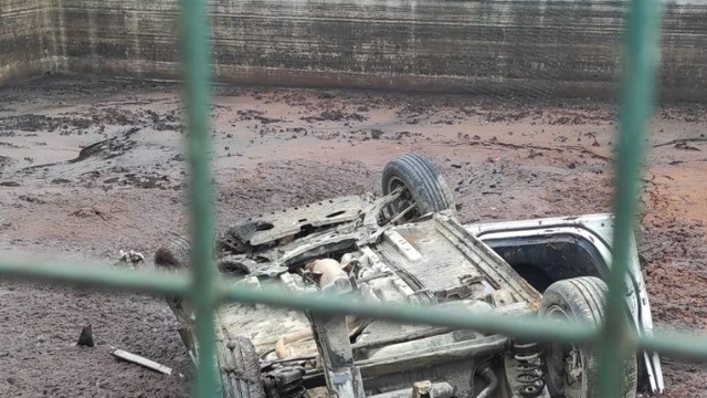 Gökçeada'da yoldan çıkan otomobil fabrikanın bahçesine uçtu: 4 yaralı