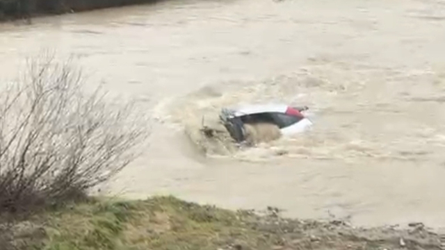 Sürücü kıyıya çıktı, otomobil suda kaldı: Vatandaşlar halatla müdahale etti
Suya gömülen otomobile vatandaştan halatlı kurtarma operasyonu