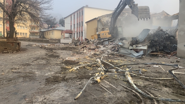 Aladağ'da depreme dayanıksız oldukları belirlenen 3 okulun yıkımına başlandı