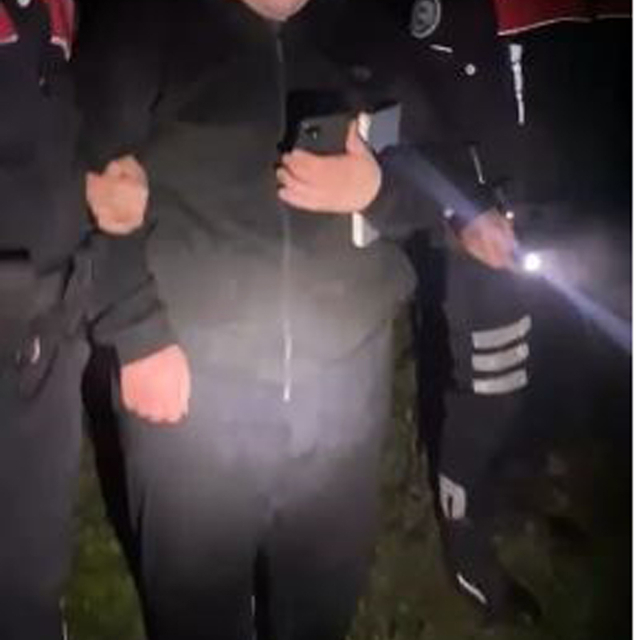 Kaybolan otizmli Melih 8 saat sonra bulundu, polis üşümemesi için montunu v...