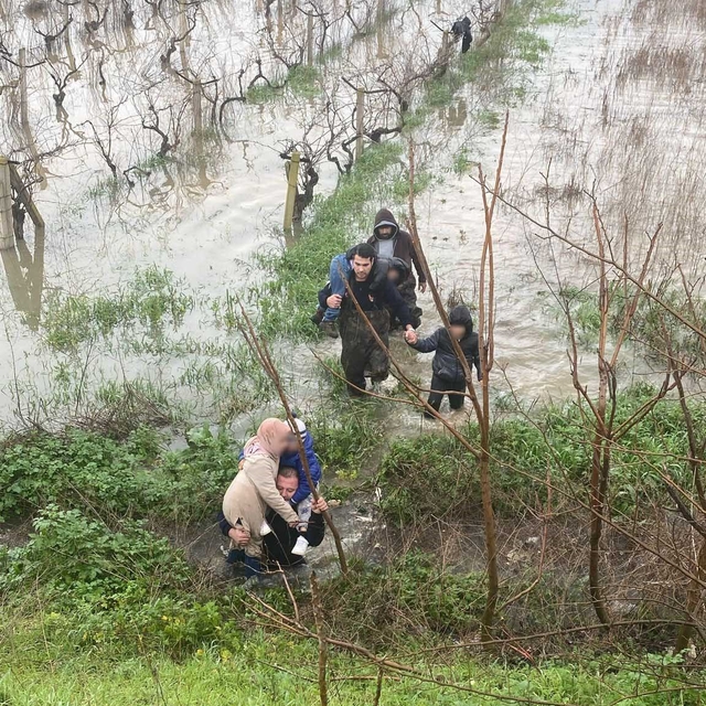 Taşkın sebebiyle mahsur kalan aile kurtarıldı