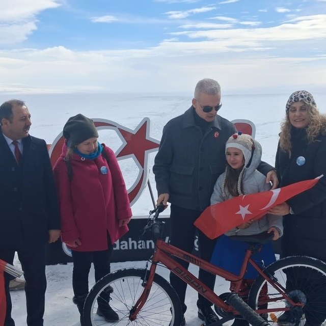 Askıda Bisiklet Derneği Çıldırlı çocukları sevindirdi