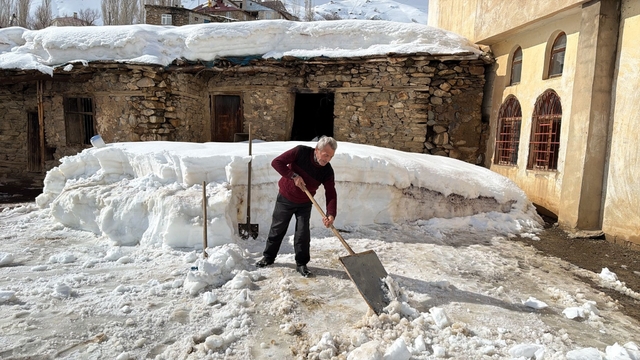 Van'da 106 yerleşim yeri ulaşıma kapandı; Bahçesaray'da kar kalınlığı 1 metreyi aştı (2)