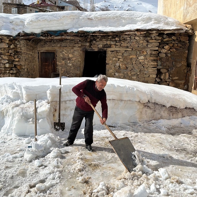 Van'da 106 yerleşim yeri ulaşıma kapandı; Bahçesaray'da kar kalınlığı 1 met...